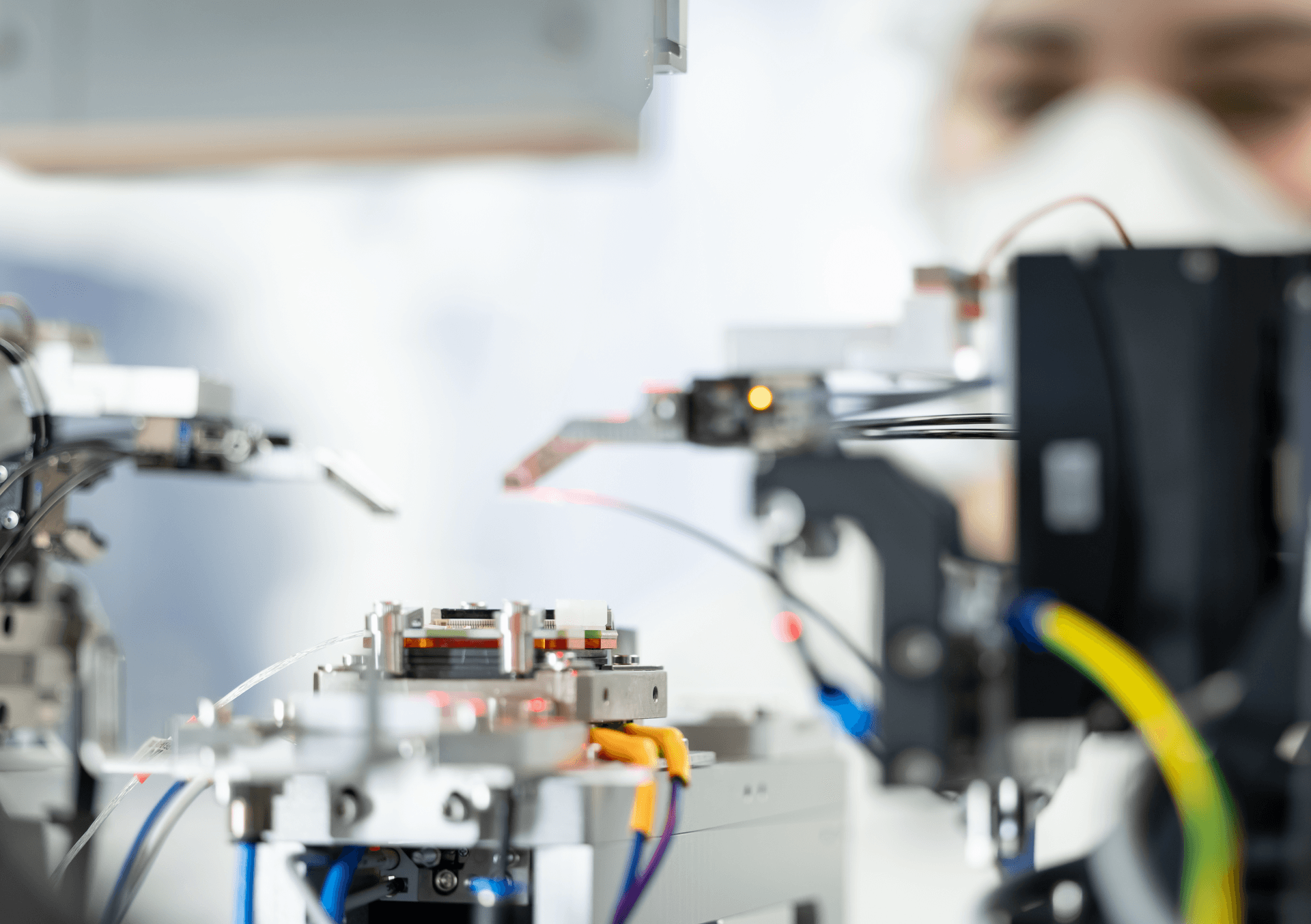 Precision alignment station with a packaged photonic chip in focus